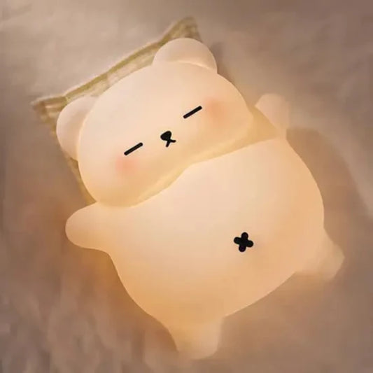مصباح ليلي على شكل دب نائم بحركة واقعية و3 مستويات سطوع
Sleepy Snoring Bear Night Light with Realistic Sleeping Movement 3-Level Brightness