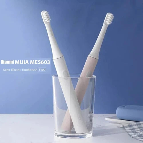Xiaomi T100 MES603 sonic electric toothbrush with soft bristles, dual cleaning modes, USB rechargeable battery and IPX7 waterproof design.
فرشاة أسنان كهربائية صوتية Xiaomi T100 MES603 بشعيرات ناعمة ووضعين للتنظيف، قابلة للشحن عبر USB ومقاومة للماء بمعيار IPX7.